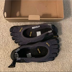 Brand new, never used Vibram fivefingers shoes